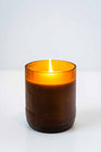 Zijaanzicht brandende circulatte kaars