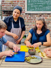 Turkse dolma aan het maken