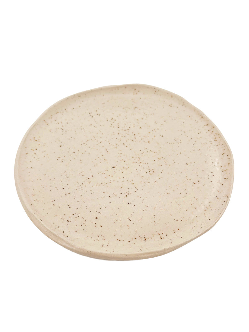 Studiofoto keramieken bord van 17 cm, handgemaakt door Assjette