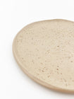 Studiofoto keramieken bord van 17 cm, handgemaakt door Assjette