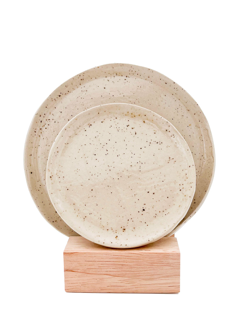 Studiofoto keramieken bordenset van 10 en 13 cm, handgemaakt door Assjette