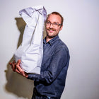 Notenkrak uit atelier MarkSaam toont een volle zak met gekraakte noten