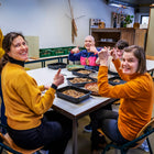 Notenkrakken uit atelier MarkSaam tonen hoe ze walnoten kraken 