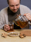 Blije maker drinkt de Nutty Soul Infusion thee