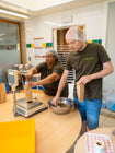 De zakjes worden gevuld met de thee