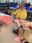 Papieren bloemen worden gevouwen