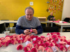 papieren bloemen worden gevouwen