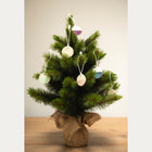 Kerstballen hangen aan kerstboom