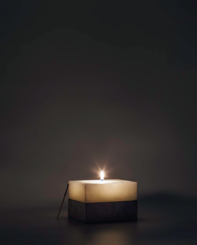 Licht gewicht in het donker kaars staat aan