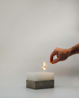Lichtgewicht kaars wordt aangezet