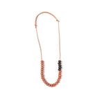 Studiofoto maternoster terracotta zwart