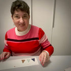 Wenskaarten maker aan het werk