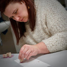 Wenskaarten maker is aan het stempelen