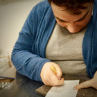 Wenskaarten maker prikt vormpjes uit