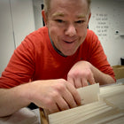 Wenskaarten maker is alles aan het sorteren